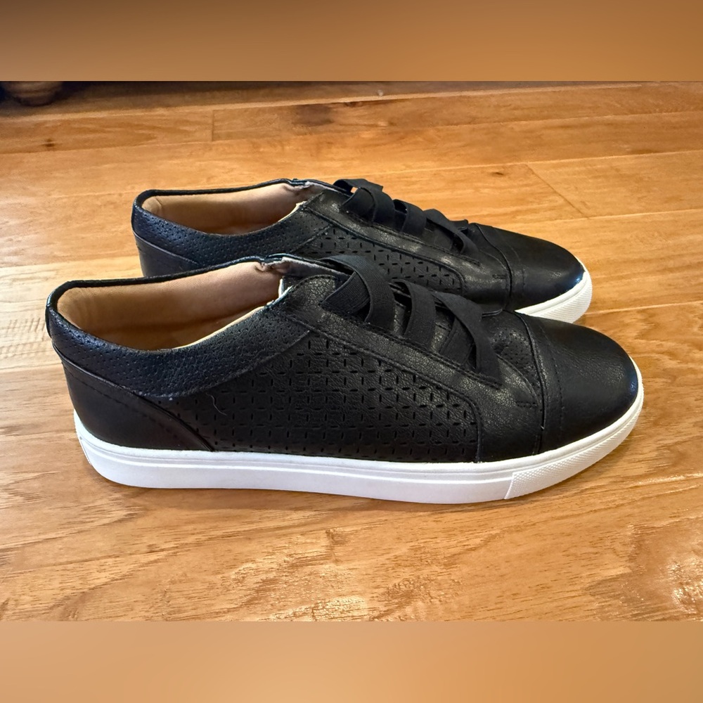 DV by Dolce Vita Amino Sneaker - Picture 2 of 6